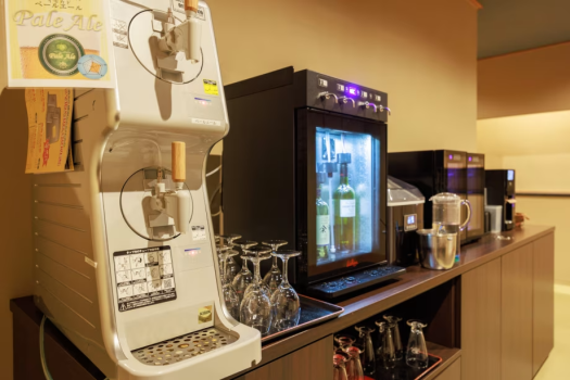 【プレミアムラウンジ】には地ビールやその他アルコール類・ソフトドリンクなどご用意しております。