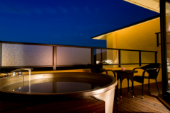 客室露天風呂は24時間いつでもご利用いただけます。
※沸かし湯でございます。