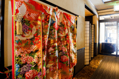 You can take a commemorative photo wearing a twelve-layered ceremonial kimono.（￥2,200）