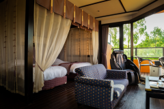 全客室に優雅な天蓋付きベッドと露天風呂を備え付けております。