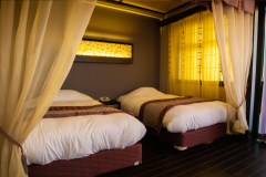 全客室に優雅な天蓋付きベッドと露天風呂を備え付けております。