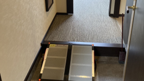 お部屋内にスロープをご用意しております。