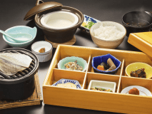 【ご朝食】出来立て湯豆腐、魚干物の炙り焼きなど…心温まる日本の味を