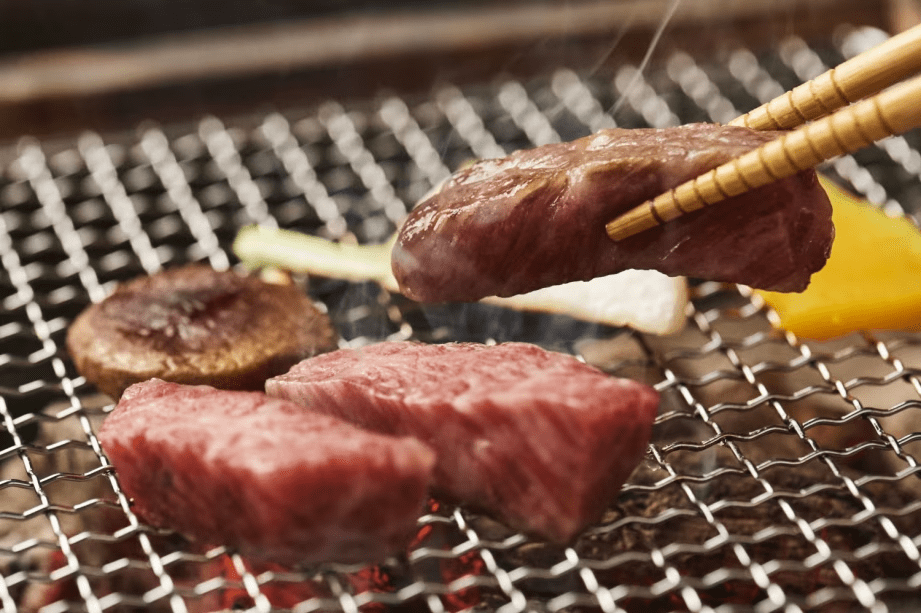 きめ細かな肉質と上質な旨みが魅力の「山形牛100gの炭火焼」