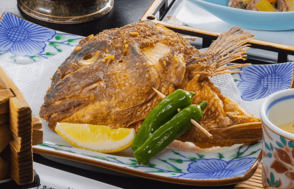 久遠名物「鯛のかぶと揚げ」 久遠名物「鯛のかぶと揚げ」