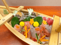 旬の海鮮を盛り込んだ「ミニ舟盛り六点」2名様分一例