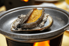 香ばしく焼き上げる「アワビの踊り焼き」