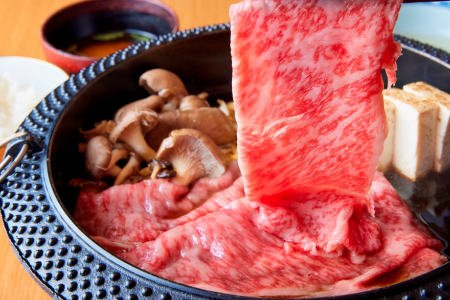 【WAGYU SUKIYAKI 極】脂肪と赤身のバランスが絶妙であり、甘み・風味に優れています