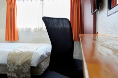 【客室】シングル96cm　柔らかな光に包まれる、静かな朝の目覚めを約束する部屋