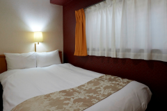 【客室】セミダブル120cm　清潔感あふれるベッドと落ち着いた色彩、癒しのステイを演出