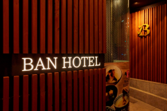 縦格子が織りなす影、そこに浮かび上がる「BAN HOTEL」の文字