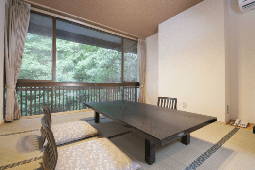 【窓一面に広がる木々の景色に癒される】山側和室8畳