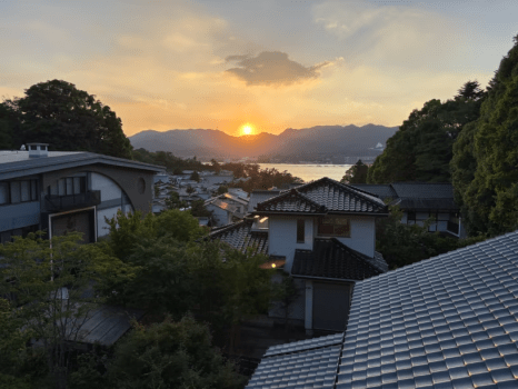 別邸テラスから望む、山並みと海が溶け合うサンセットビュー