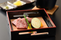 鉄板から立ち上る香ばしい香り、料理長こだわりの国産牛の美味をお楽しみください
