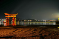 夜に輝く宮島の大鳥居