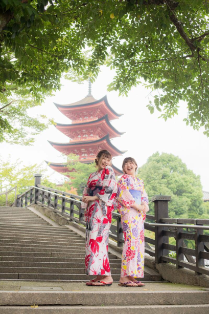宮島で和装体験①五重塔をバックに。