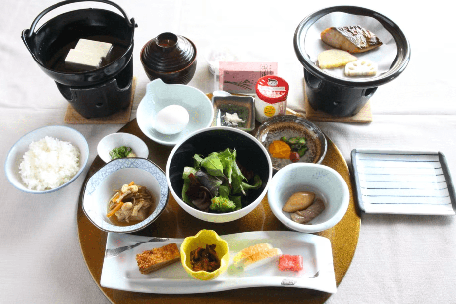 旅館らしい和食の朝食。大野あさりの貝汁、牡蠣醤油、地元の味噌やポン酢、チチヤスヨーグルトなど地元産品を多く使用しています。また食後は別のフロアで朝のドリンクサービスもあり。まったりとお過ごしください。