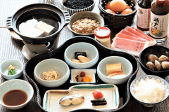 旅館の朝食は和食で決まり！地元産品のかき醤油やポン酢などもご賞味ください。