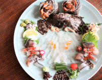 贅沢グルメプランについてくるお造り盛合せ。内容はその日に仕入れたものとなります。お楽しみに！