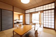 【4階最上階！窓側より海を望む和洋室8畳+ツイン】（禁煙）