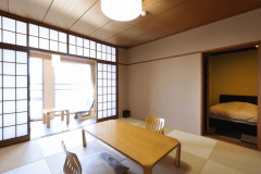 【4階最上階！窓側より海を望む和洋室8畳+ツイン】（禁煙）