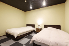 【4階最上階！窓側より海を望む和洋室8畳+ツイン】（禁煙）