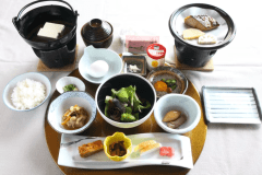 旅館らしい和食の朝食。大野あさりの貝汁、牡蠣醤油、地元の味噌やポン酢、チチヤスヨーグルトなど地元産品を多く使用しています。また食後は別のフロアで朝のドリンクサービスもあり。まったりとお過ごしください。