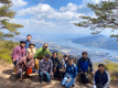 宮浜の背後にそびえる経小屋山（きょうごやさん）。頂上までは約90分。中腹までは30~40分で登ることができます。ぜひトライしてみて下さい。