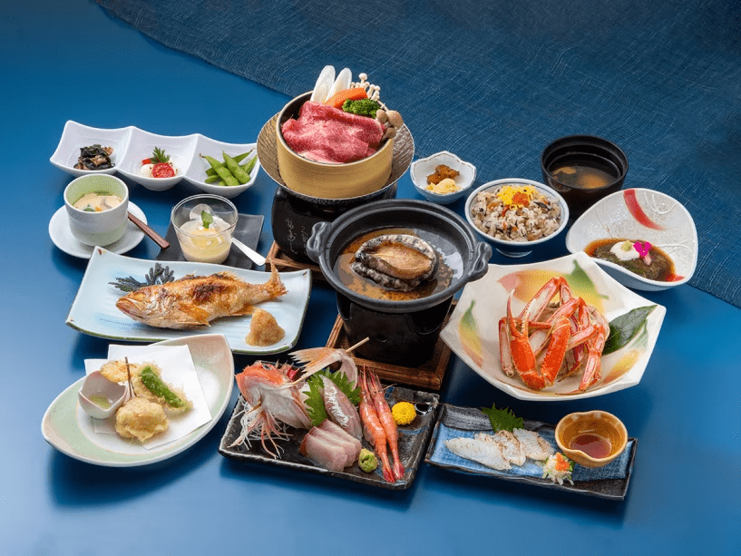 ・【贅沢コース（一例）】のどぐろ、本ズワイガニ半身、あわび、和牛などを豪華な食材を使用したコース