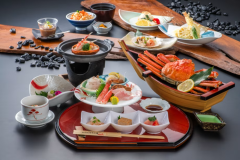 ・【かに・かにコース一例】本ズワイガニ丸々1尾付き!旨みの詰まった身と濃厚なカニ味噌は食べ応え満点。(※カニは食べやすいようカットして提供いたします。) ・【かに・かにコース一例】本ズワイガニ丸々1尾付き!旨みの詰まった身と濃厚なカニ味噌は食べ応え満点。(※カニは食べやすいようカットして提供いたします。)