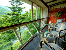 【館内ロビー】眼下に望む&ldquo;鬼怒川の清流&rdquo;をお楽しみいただきながら癒しのひとときを。