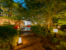 【玄関前】夜風に吹かれながら&ldquo;四季折々&rdquo;の風景を。旅先での想い出の残る風景を＿＿。