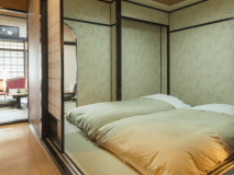 【木の館-スタンダード客室-】古き良き和の趣きを感じさせる佇まい――。