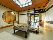 【木の館-露天風呂付客室-】“鬼怒川のせせらぎ”とともにお楽しみいただける湯の贅が実現。