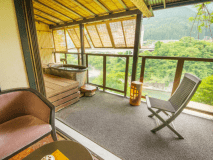 【木の館-露天風呂付客室-】眼下には“鬼怒川”の清流が。せせらぎを感じながらの湯の贅を。