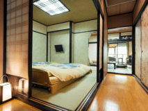 【木の館-露天風呂付客室-】“鬼怒川のせせらぎ”とともにお楽しみいただける湯の贅が実現。