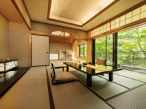 【木心亭-スタンダード客室-】お部屋食が実現する、優しい木漏れ日差す客室。