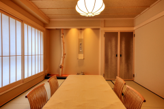 【木楽館-スーペリア和洋室A／和風スタイル-】 床柱には、樹齢300年以上の日光杉の枝を採用。