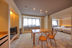 【木楽館-洋室デラックスツイン-】 段差をなくし広々とした間取りでストレスフリーに過ごせる1室。