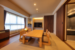 【木楽館-スーペリア和洋室B／洋風スタイル-】 シックな御影風システムバスを用いた落ち着きある一室。