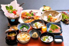 地元の旬の食材を使った会席料理(イメージ)