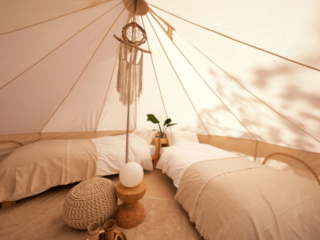 ミディアムテント／セミシングルベッド2台！寝袋の貸出もあり！最大4名様までご宿泊可能です。（テント一例）