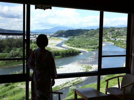 □間近に見える雄大な天竜川の流れ、南信州の四季折々の景色を、どうぞ存分にお楽しみください