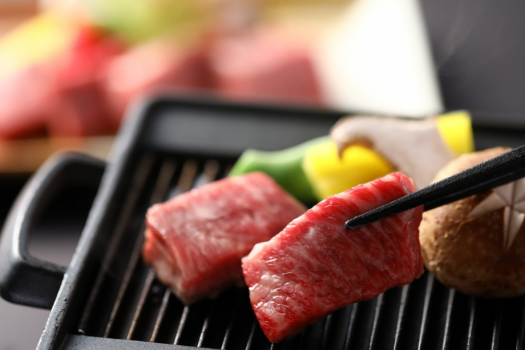 □【彩の料理 一例】目の前の鉄板でジュワ～、お好みの焼き加減でどうぞ