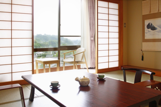 □【山並み眺望和室】天竜川の下流から南信州の丘陵地の方角のお部屋（主に丘陵や住宅街の眺めとなります）