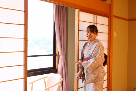 □ようこそ花薫る宿よし乃亭へ。お部屋からの天竜川の素晴らしい眺めを、どうぞお楽しみください