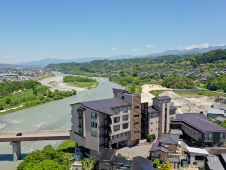 □悠々とした天竜川を眼下に、山懐にいだかれ佇む一軒宿