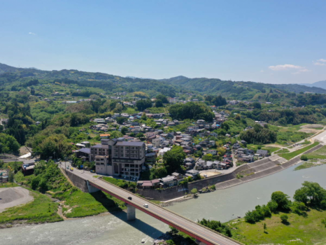 □南アルプスの山懐に抱かれて、天竜川の雄大な流れを眼下に佇む、絶景の宿