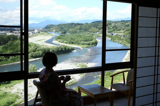□間近に見える雄大な天竜川の流れと、南信州の四季折々の景色。一軒宿だからこその眺望をお楽しみください