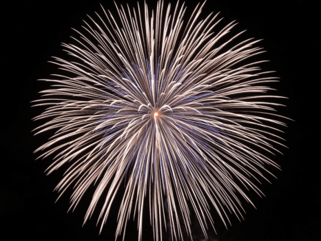 □「水神橋納涼花火大会」打上げ場所は当館の目の前！特等席の立地の当館で大迫力の花火をご堪能ください。